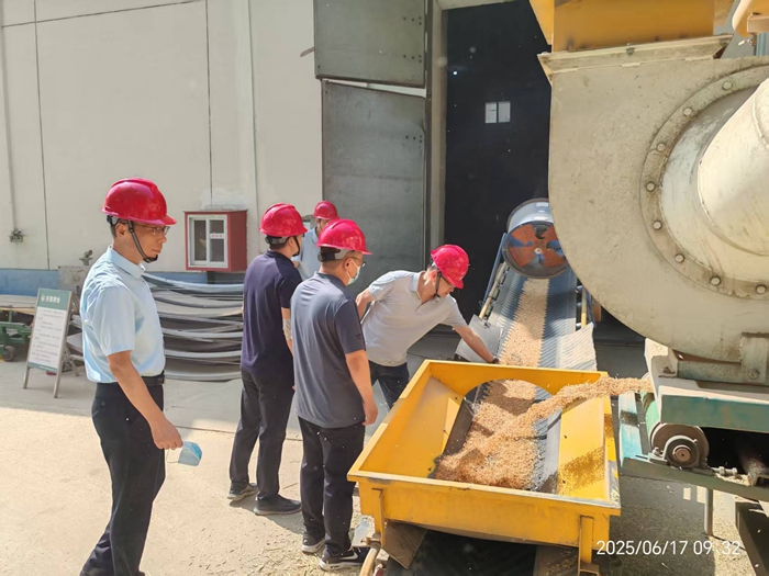 淮南市糧食和物資儲(chǔ)備局黨組書(shū)記、局長(zhǎng)徐權(quán)調(diào)研督導(dǎo)夏糧收購(gòu)工作